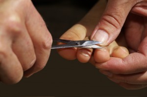 nagelklippning med nagelsax